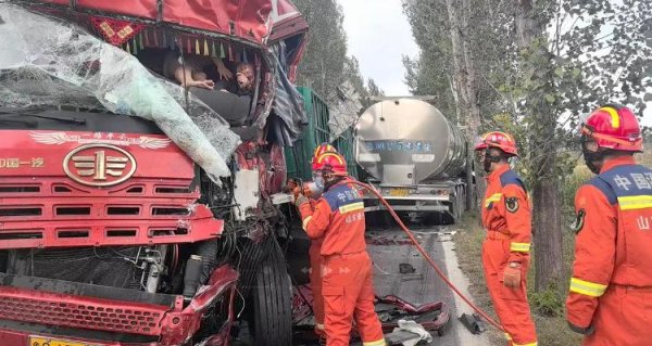 牛顺网 牛奶罐车与半挂相撞！济宁消防15分钟救出2名被困者